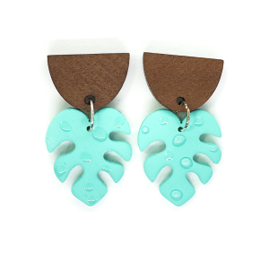 Mint green monstera leaf polymer clay earring with raindrops. Hanging on half round wooden stud