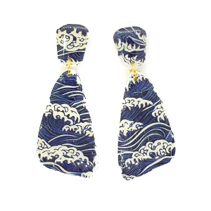 Deep blue and white wave print earring in shark tooth shape with gold stud